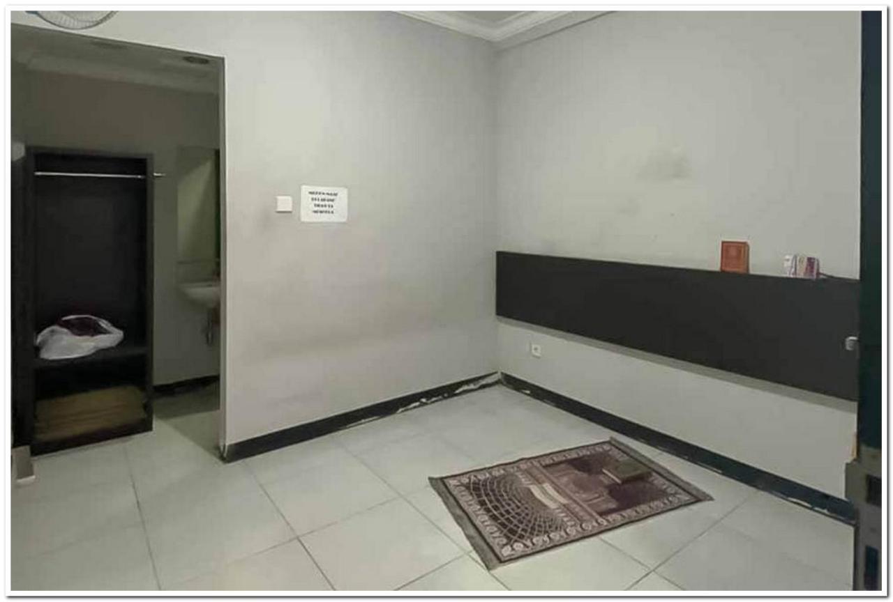 Losmen Family Syariah Bypass Juanda Mitra Reddoorz Brebek Eksteriør billede